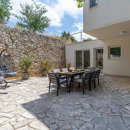 New! Seaview Aba With 38sqm Heated Infinity Pool, 4 Bedrooms, Media Room, 150m From Sea Villa