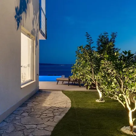 New! Seaview Aba With 38sqm Heated Infinity Pool, 4 Bedrooms, Media Room, 150m From Sea