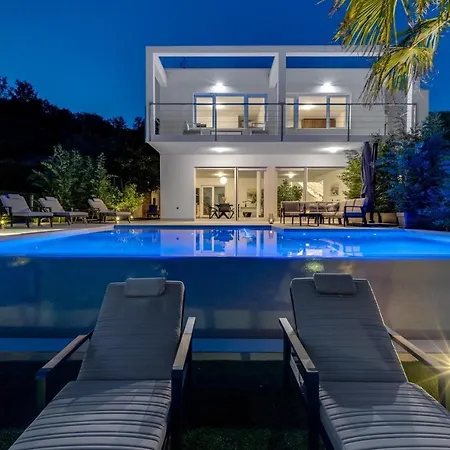 New! Seaview Aba With 38sqm Heated Infinity Pool, 4 Bedrooms, Media Room, 150m From Sea Villa