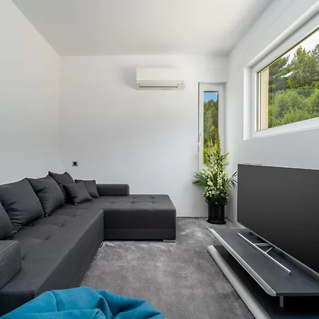 New! Seaview Aba With 38sqm Heated Infinity Pool, 4 Bedrooms, Media Room, 150m From Sea