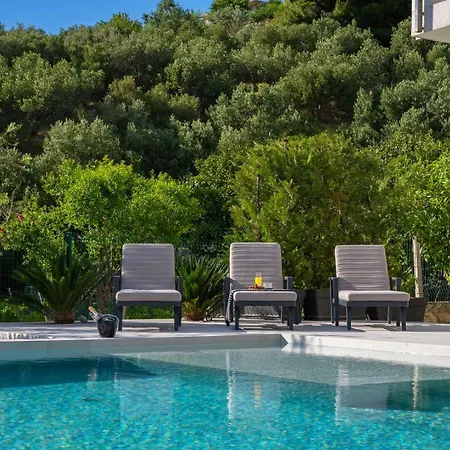 New! Seaview Aba With 38sqm Heated Infinity Pool, 4 Bedrooms, Media Room, 150m From Sea Villa *