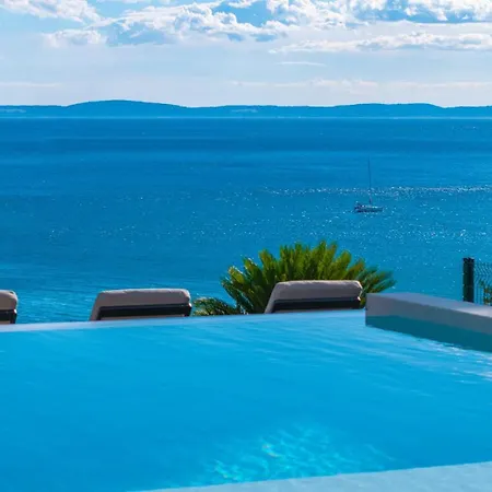 New! Seaview Aba With 38sqm Heated Infinity Pool, 4 Bedrooms, Media Room, 150m From Sea Villa *