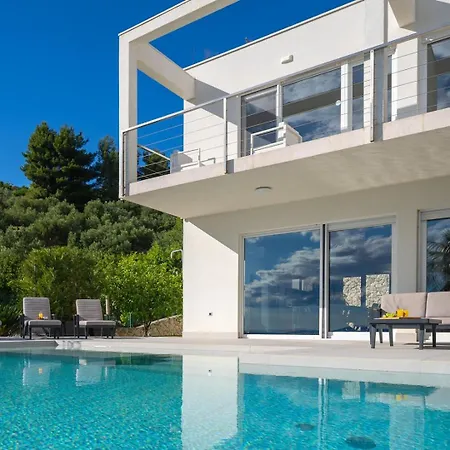 New! Seaview Aba With 38sqm Heated Infinity Pool, 4 Bedrooms, Media Room, 150m From Sea Villa
